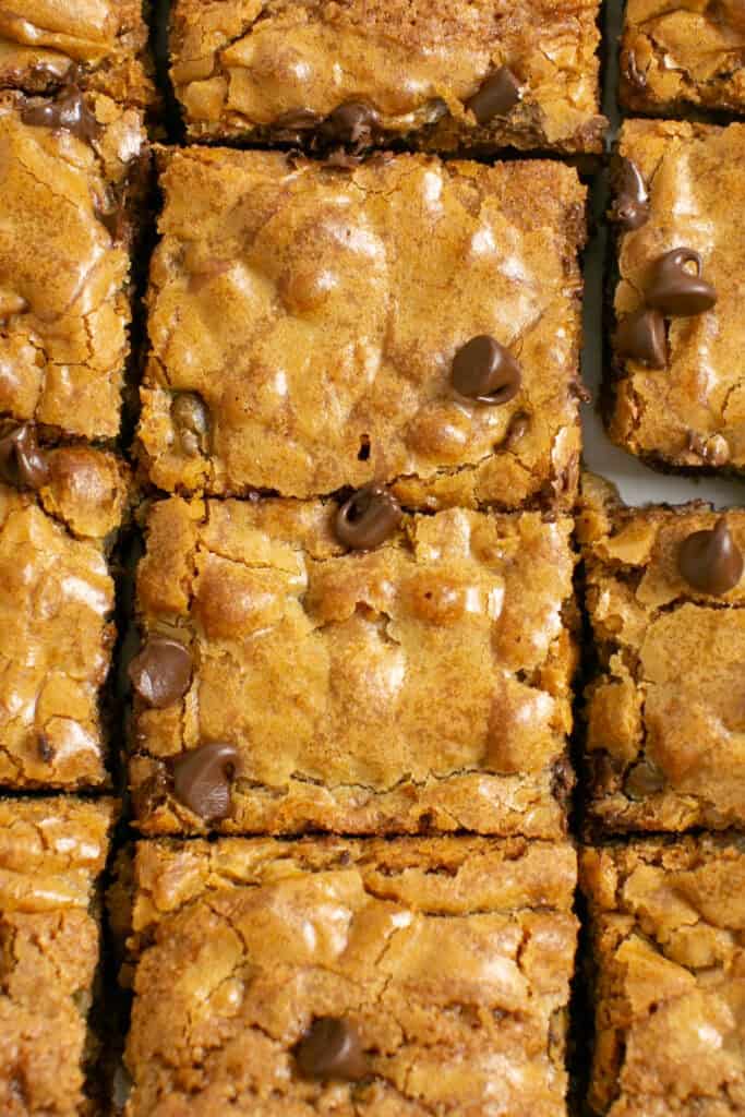 a close up shot of the top of the chocolate chip blondies. 