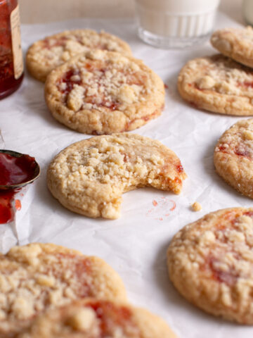 Strawberry Crumble Cookies with jam.