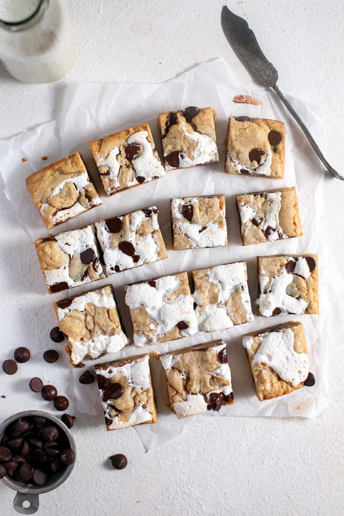 s'mores cookie bars with chocolate chips.