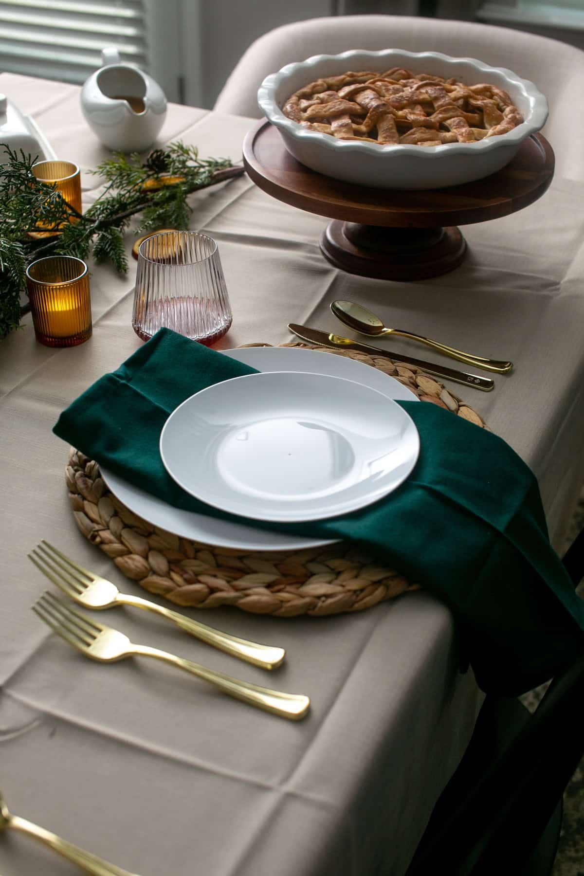 Elevated and Beautiful Thanksgiving Table Decor Ideas with pie.