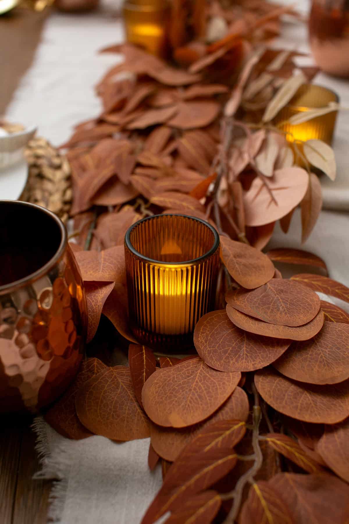 Warm and Cozy Thanksgiving Table Decor Ideas  with cozy lighting.